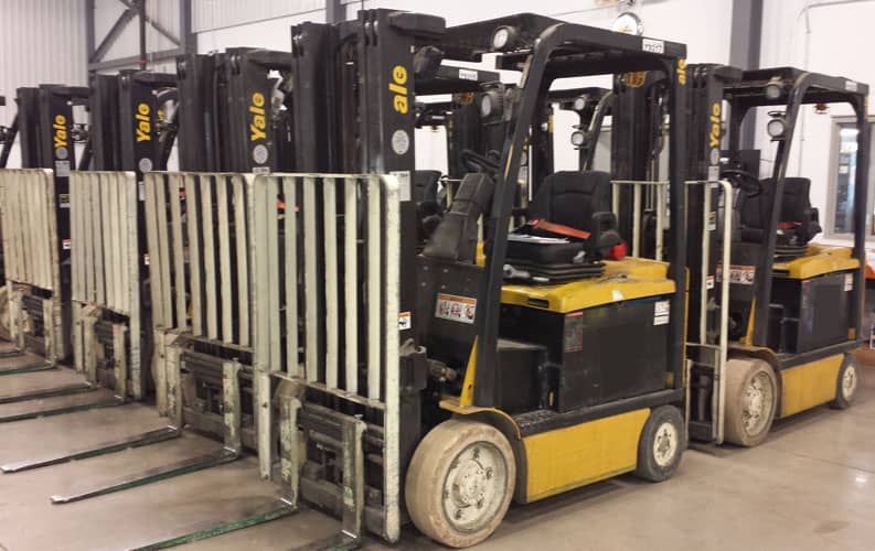Xe nâng điện công nghiệp với mast, ghế lái và bánh xe