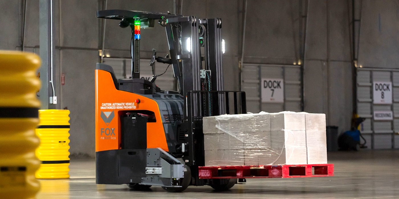 Xe nâng hàng chạy điện trong môi trường kho logistics