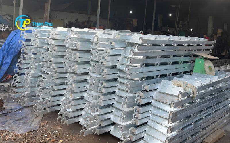 Bề mặt và bậc thang giàn giáo 1m7