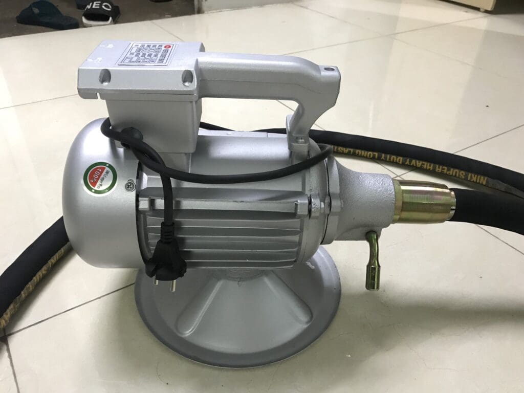 Máy đầm dùi điện NIKI 2.2kW dùng với dây đầm phù hợp