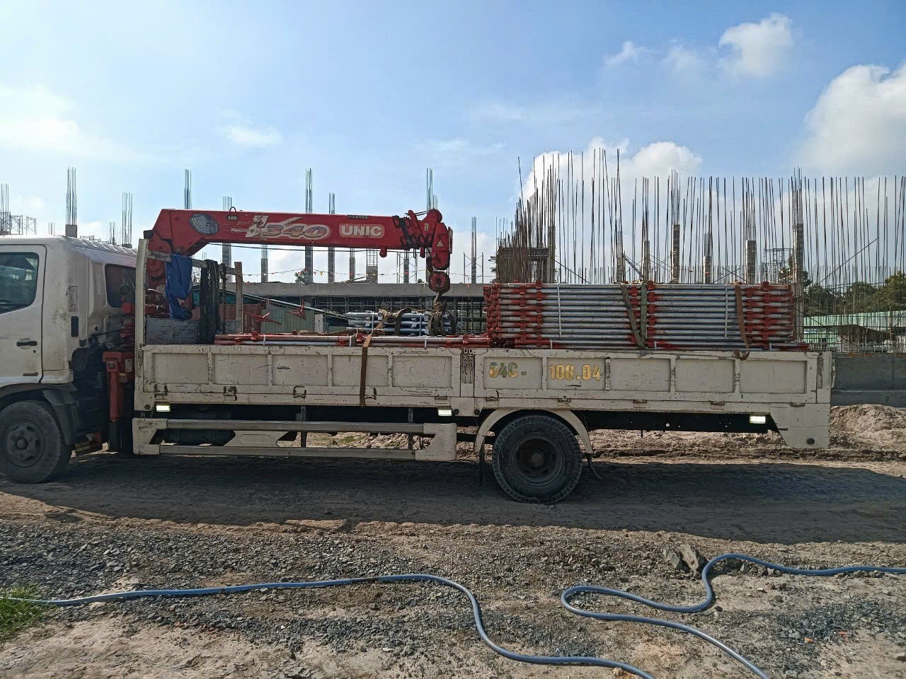 Vận chuyển giàn giáo nêm ra công trình
