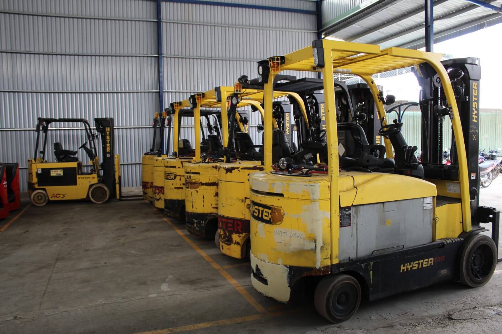 Xe nâng điện trong kho, có khung nâng và hệ truyền động điện