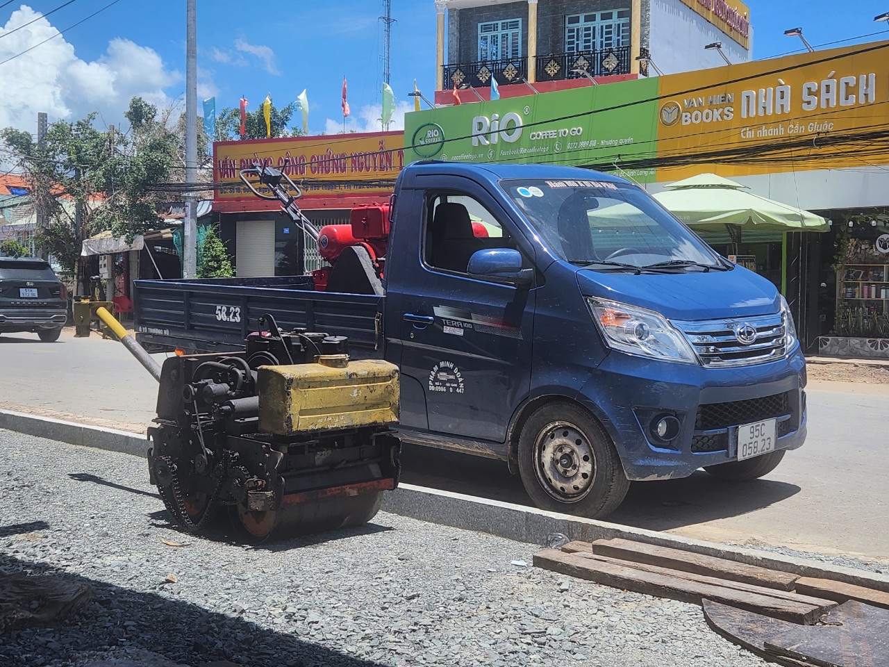 Xe tải 950kg tự lái