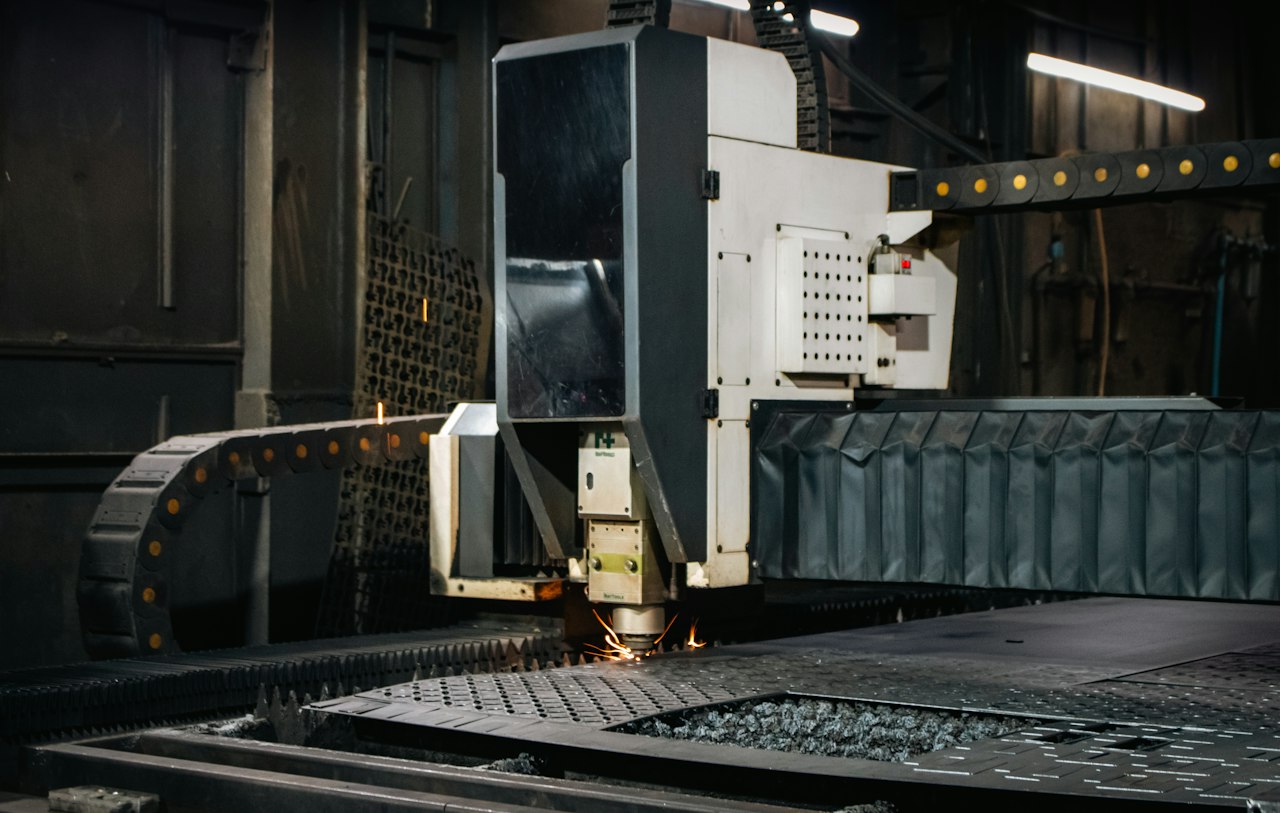 Bàn máy CNC và đầu cắt kim loại trong xưởng