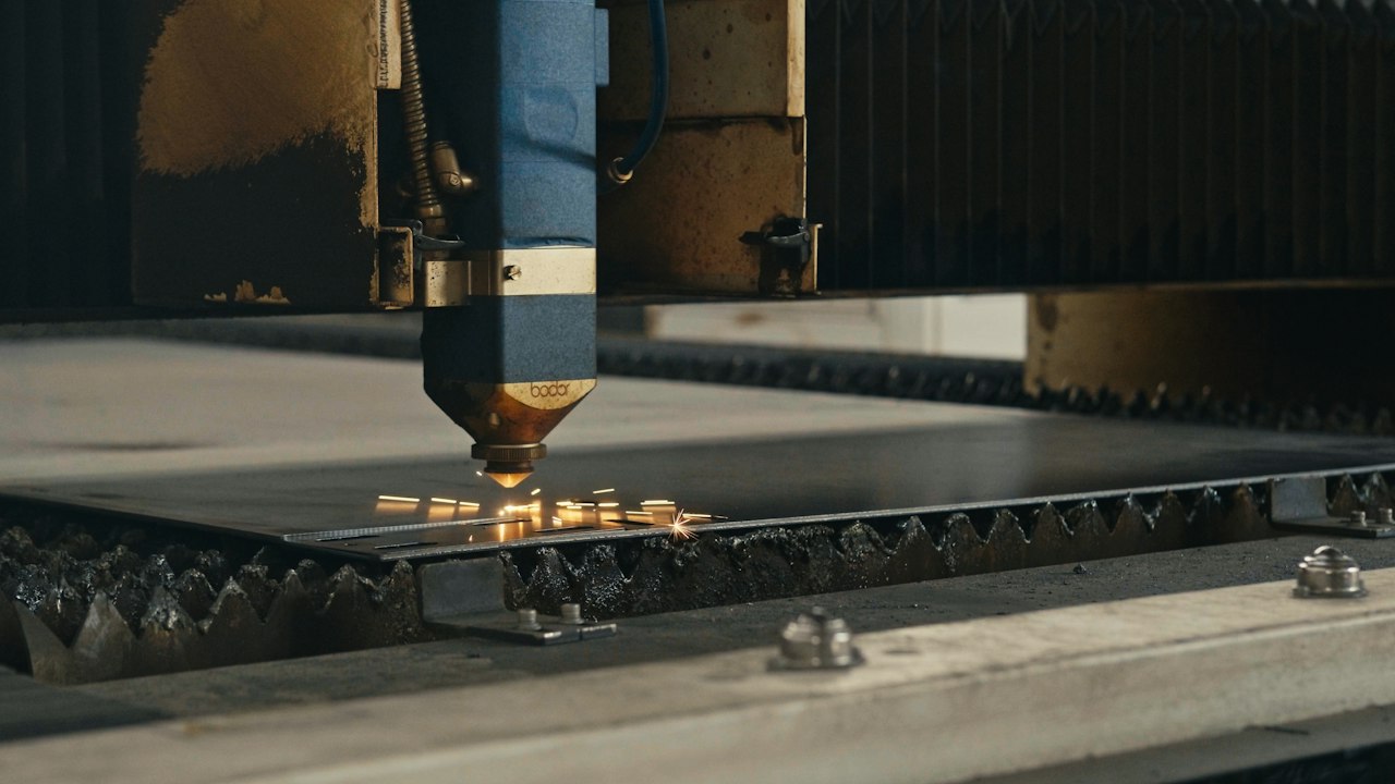 Tia laser cắt kim loại tạo tia lửa trên máy CNC