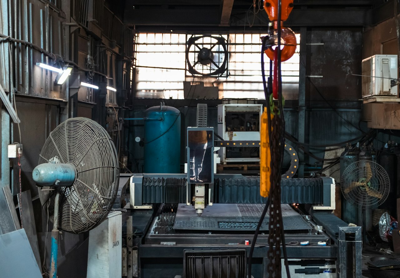 Nhà xưởng cơ khí có bàn máy cắt CNC, ảnh minh họa bối cảnh thanh lý