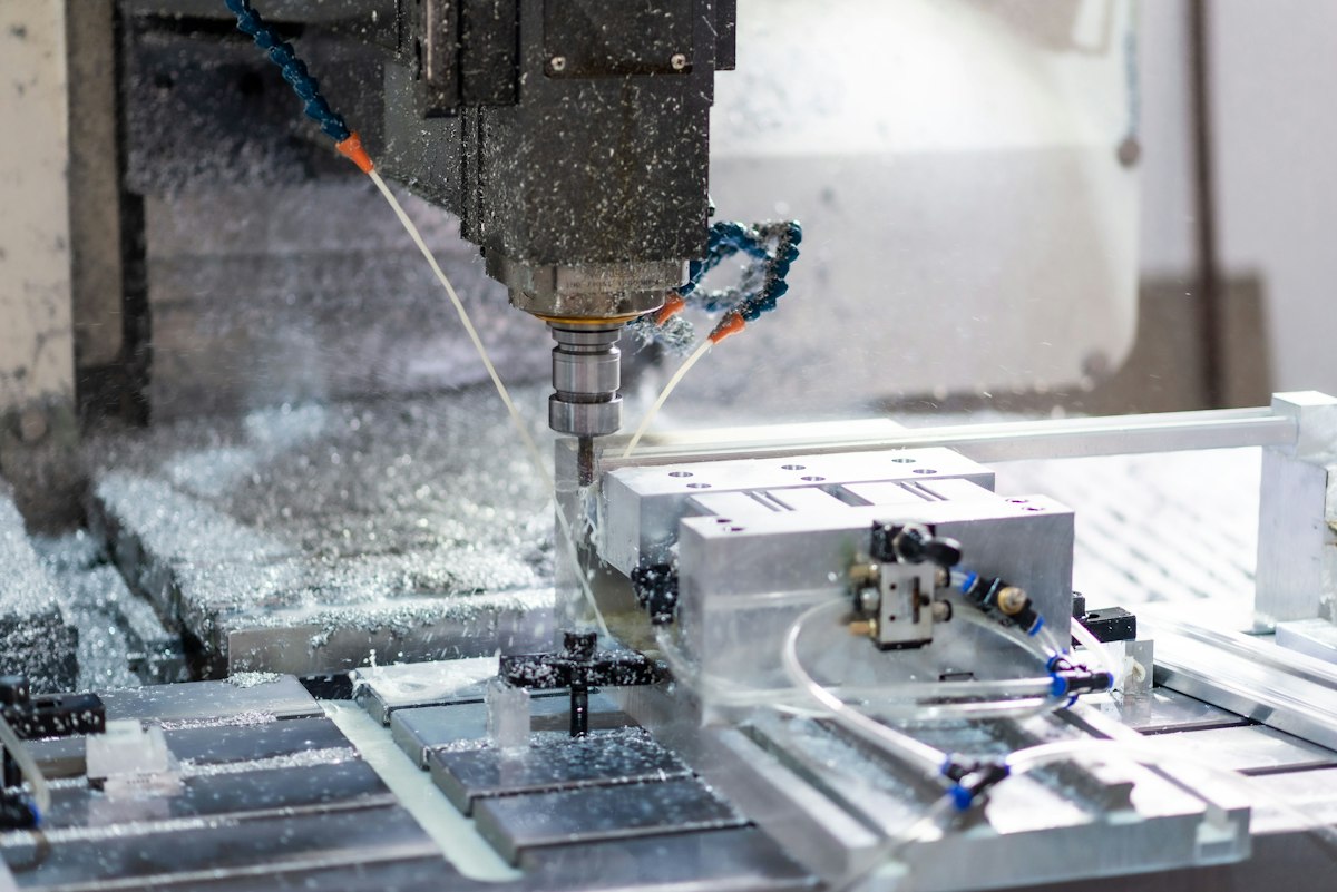 Thu mua máy phay cũ – Máy phay cơ, phay CNC các loại | Thiên Phú 7 Máy phay CNC đang gia công nhôm