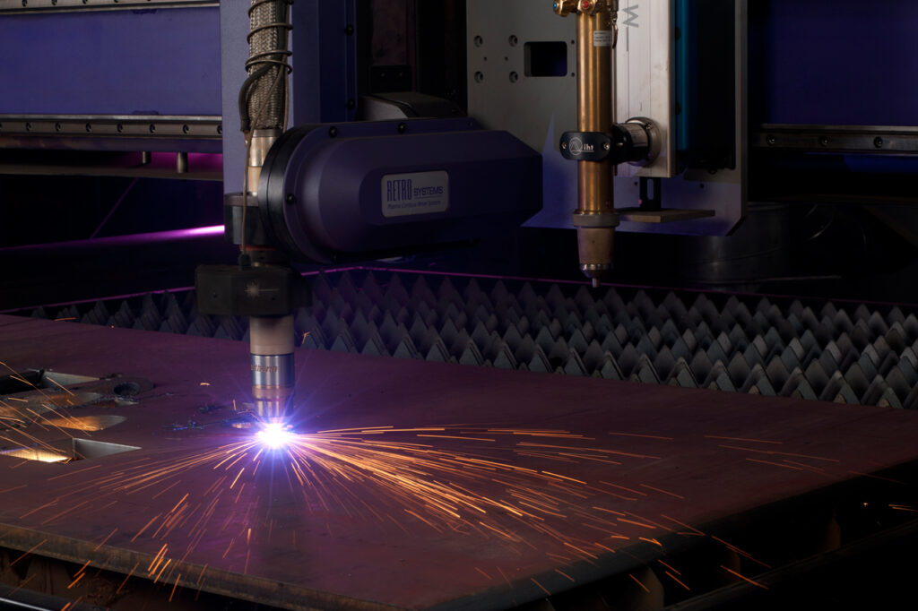 Máy cắt plasma CNC Retro Systems với đầu cắt vát thép