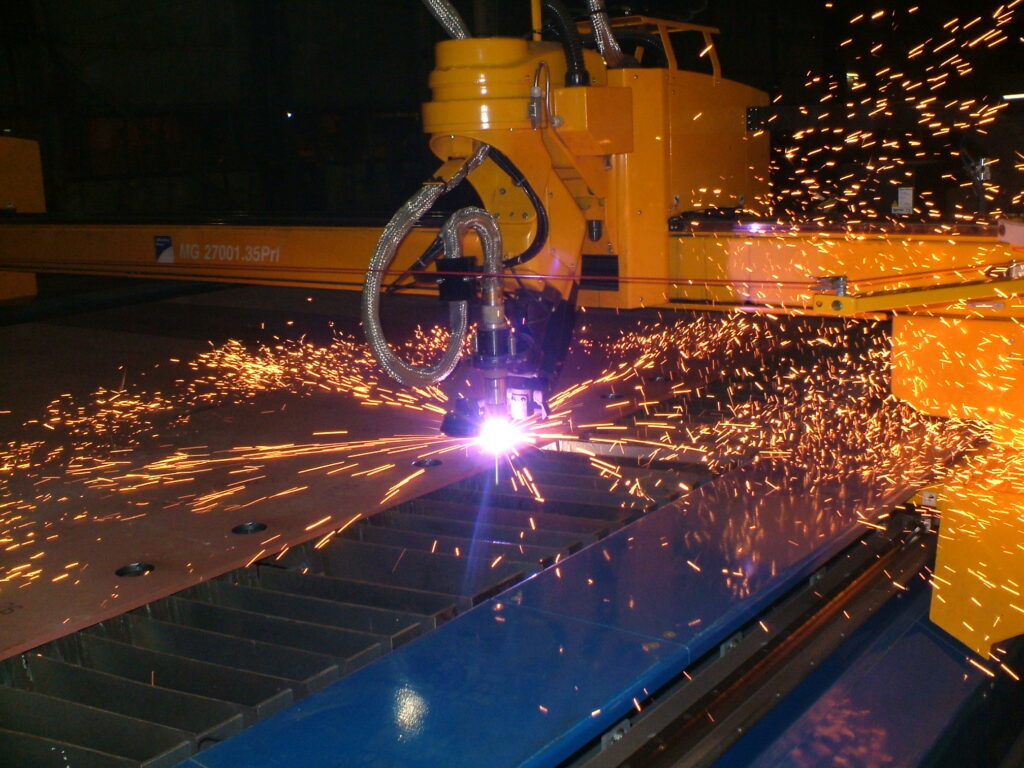 Máy cắt plasma CNC đang gia công kim loại tấm