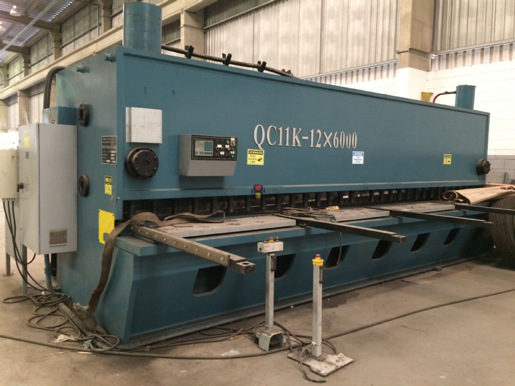 Máy cắt tôn guillotine QC11K 12 × 6000 mm cũ