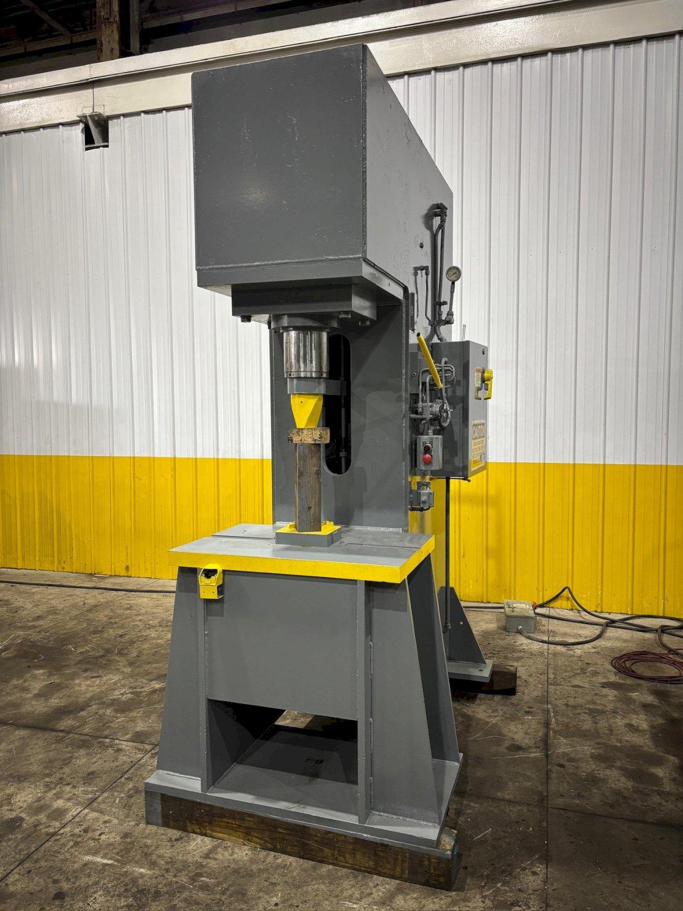 Máy ép thủy lực khung C KR Wilson 100 tấn cũ trong nhà xưởng
