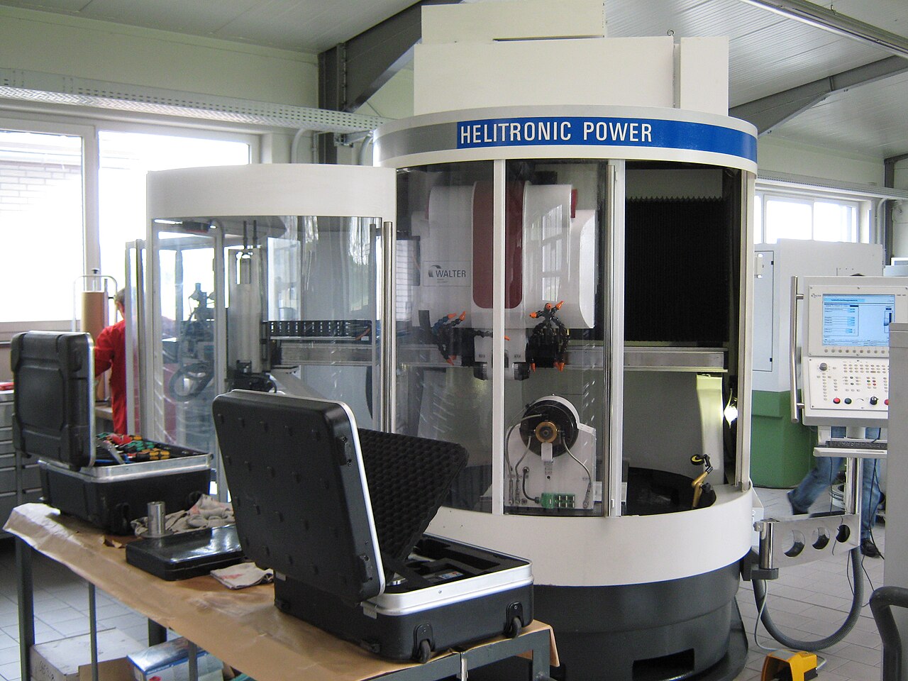 Máy mài dao cụ CNC Walter Helitronic Power tại xưởng cơ khí