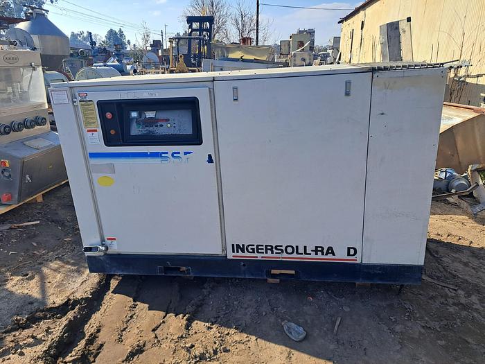 Máy nén khí Ingersoll Rand 50HP cũ trong bãi máy