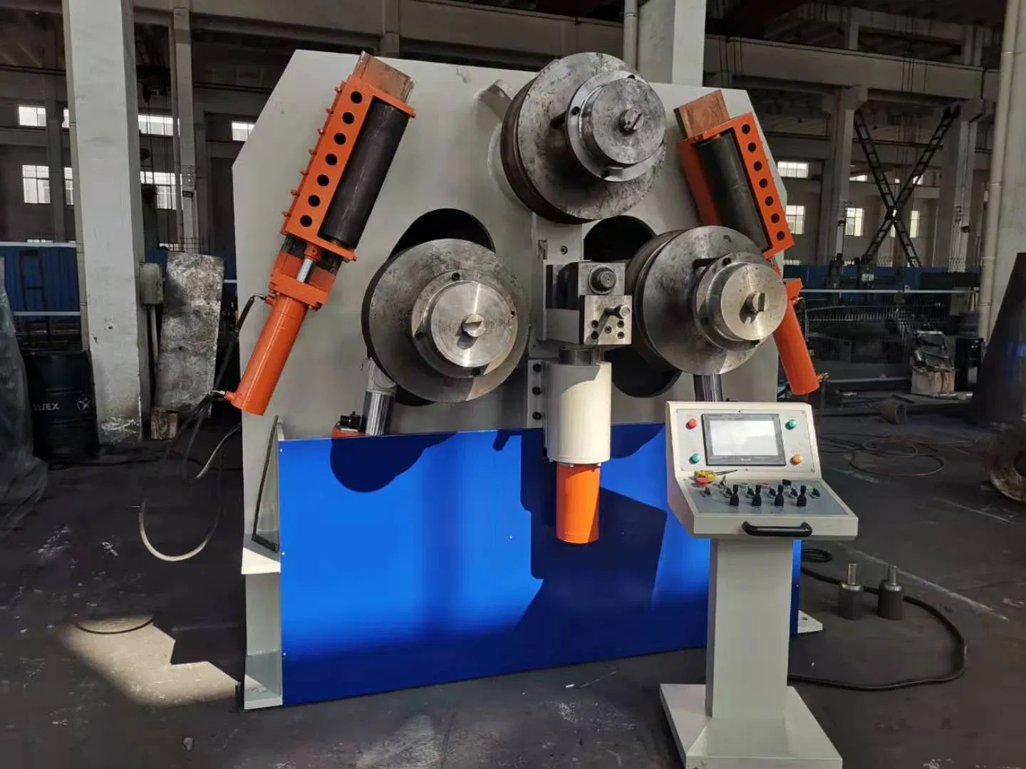 Máy uốn thép hình ba trục đứng cỡ công nghiệp, sử dụng bộ con lăn để uốn ống và thép I/U theo model.
