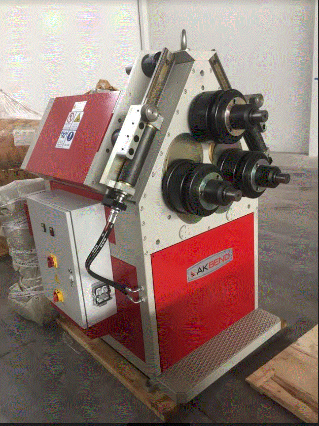 Máy uốn thép hình/angle roll APK81 với ba lô uốn – ảnh động tham khảo.