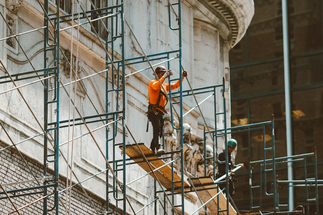 Công nhân sử dụng thang tiếp cận tại công trường - ảnh minh họa