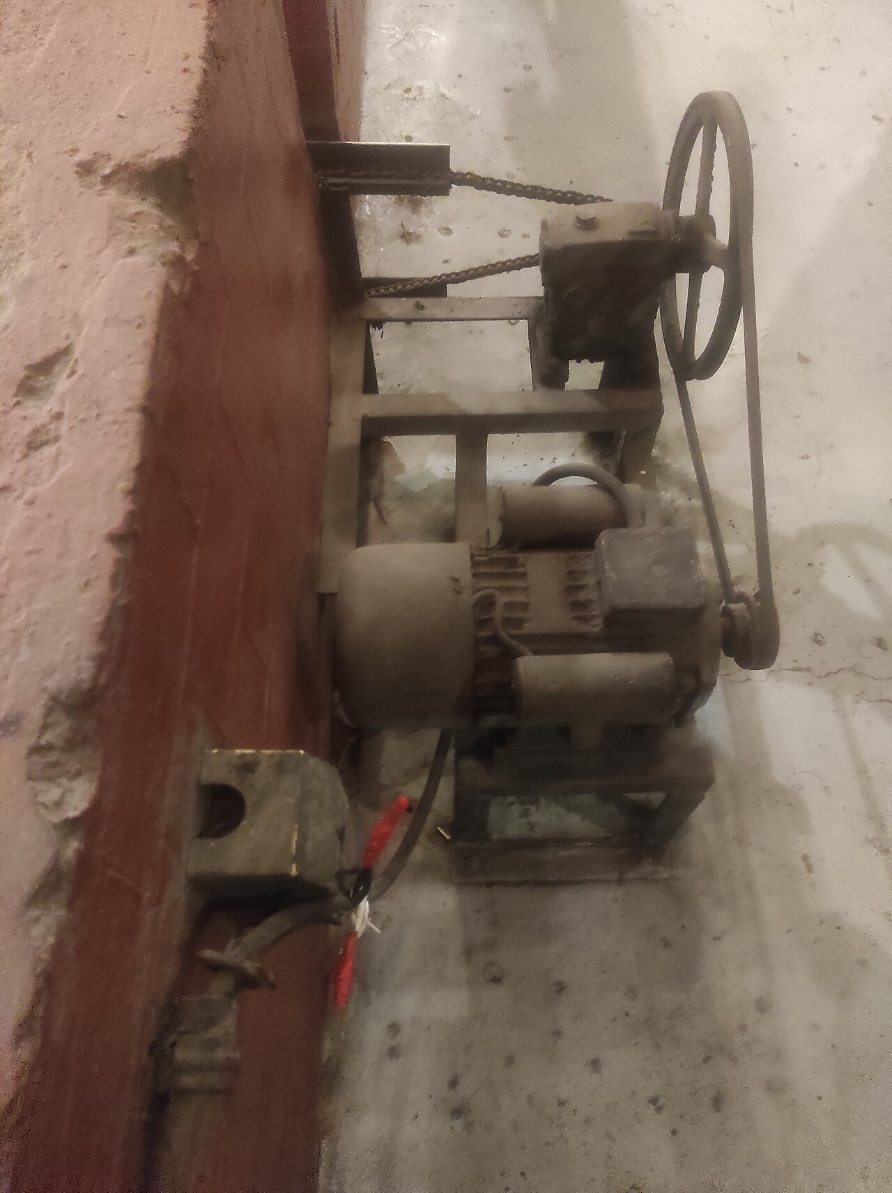 Thu mua motor cũ các loại – Động cơ điện 1 pha, 3 pha | Thiên Phú 5 Motor điện cũ truyền động đai và xích trong xưởng