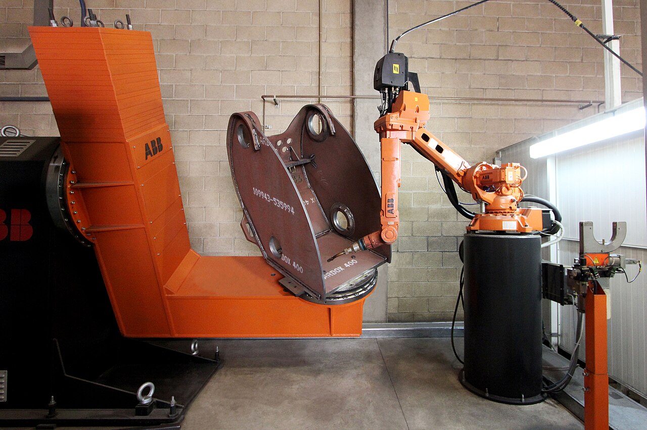 Robot hàn ABB trên chi tiết kim loại công nghiệp