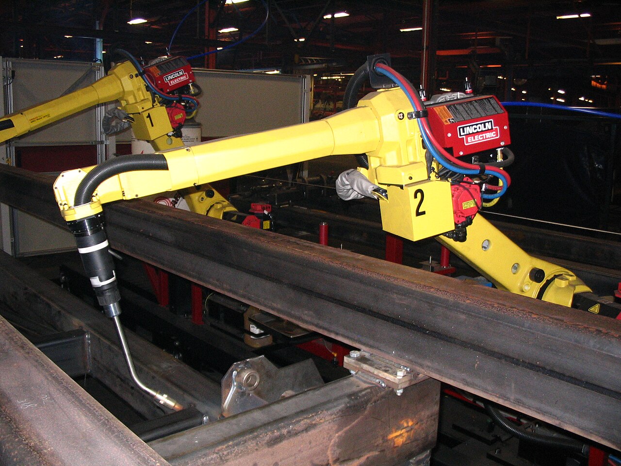 Robot hàn FANUC 6 trục tiếp cận đồ gá hàn