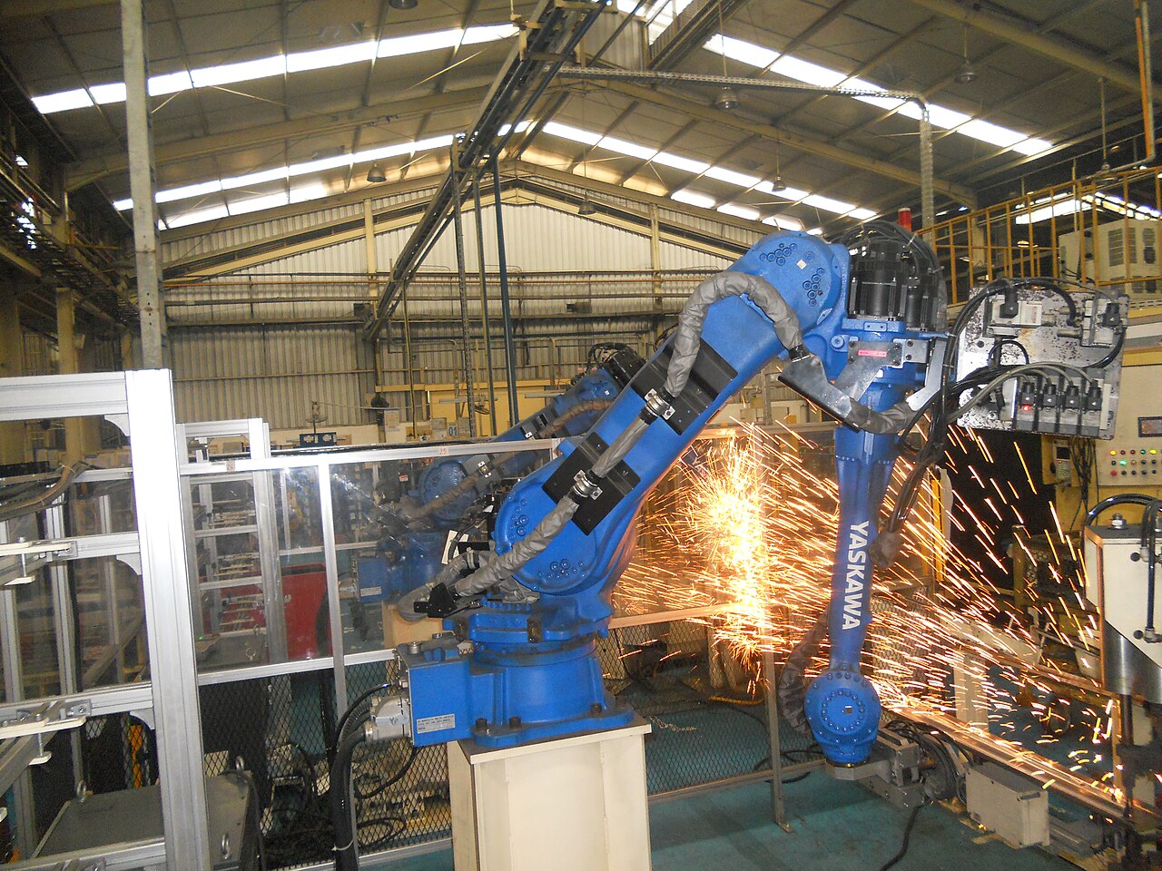 Robot hàn Yaskawa trong dây chuyền gia công cơ khí