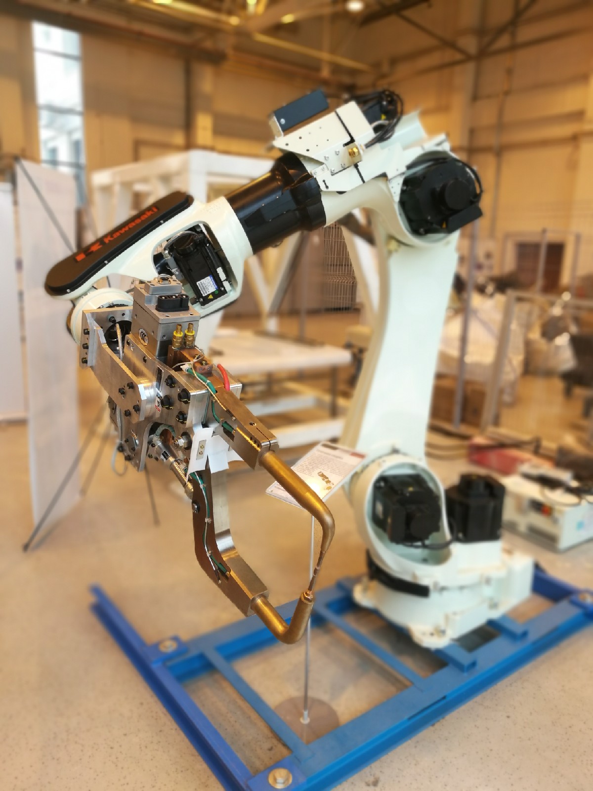 Robot hàn điểm với cơ cấu súng hàn điện trở