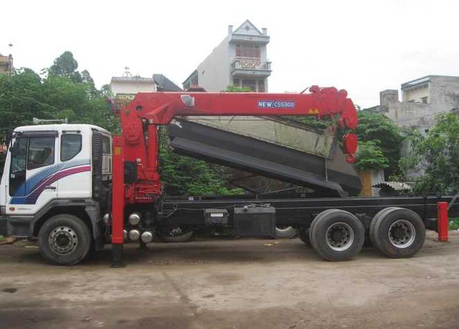 Xe cẩu hàng phục vụ nâng hạ tại công trình