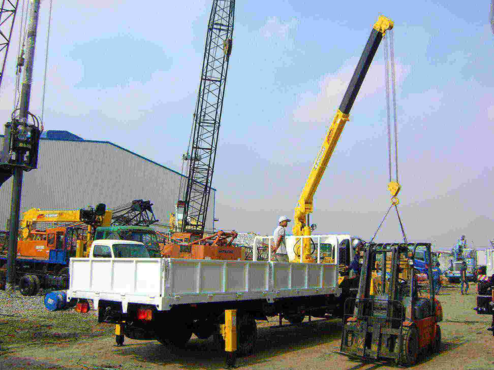 Xe cẩu công trình nâng hạ hàng nặng