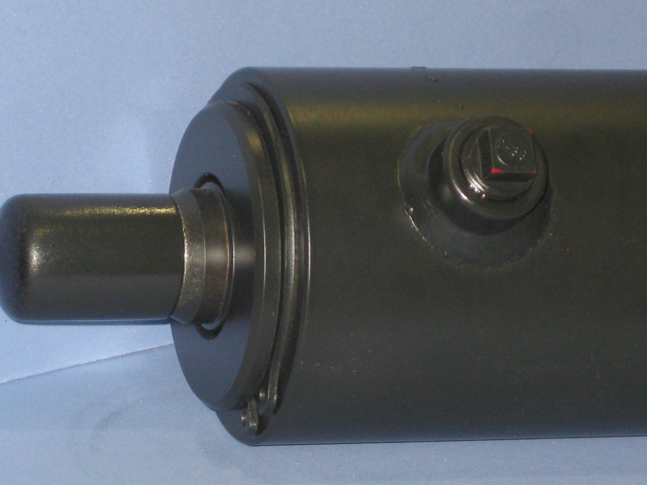 Xi lanh thủy lực công nghiệp đã tháo và ty piston – ảnh Wikimedia Commons