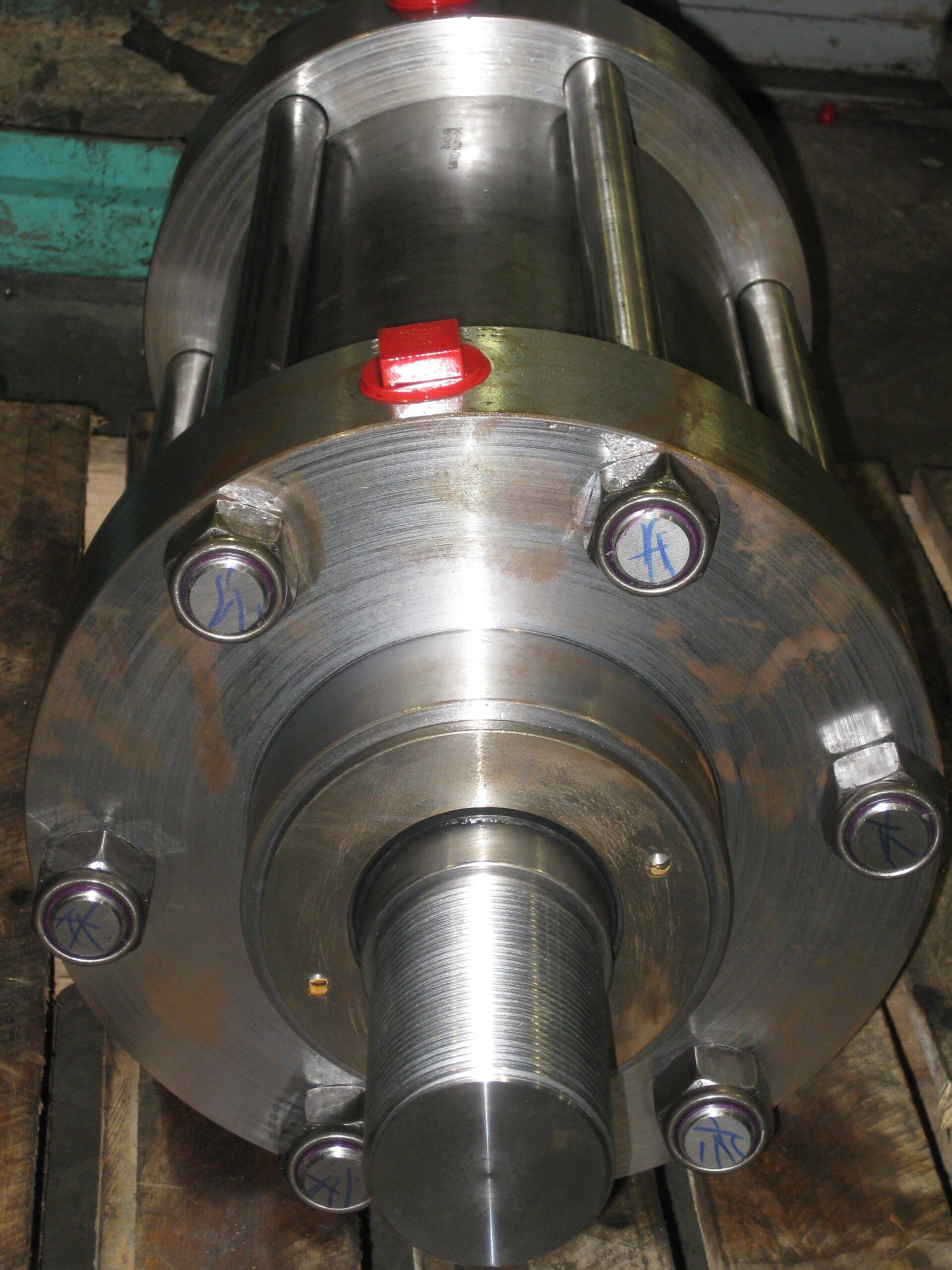 Xi lanh thủy lực dạng thanh giằng và đầu ty piston