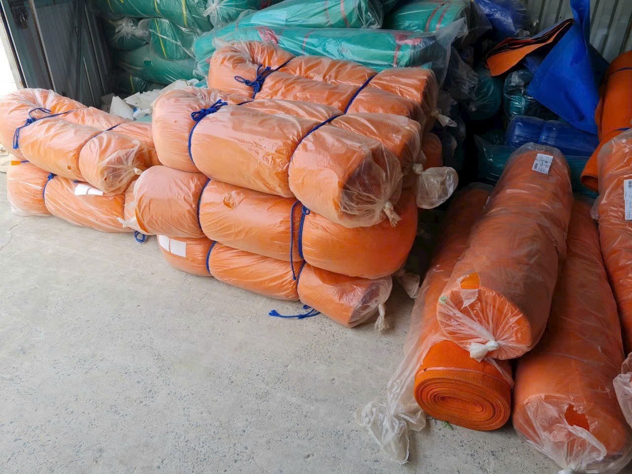Lưới bao che màu cam dạng cuộn chụp cận cảnh