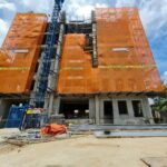 Lưới bao che giàn giáo màu cam lắp ngoài mặt dựng công trình Thiên Phú