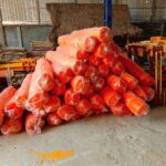 Lưới bao che màu cam đóng cuộn trong kho vật tư