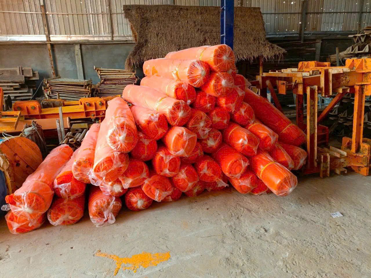 Lưới bao che màu cam đóng cuộn trong kho vật tư