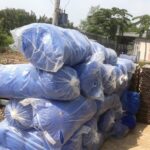 Cuộn lưới bao che xanh dương bọc nylon chuẩn bị giao hàng