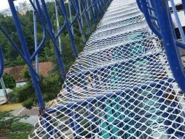 Lưới dây trắng lắp trên kết cấu thép