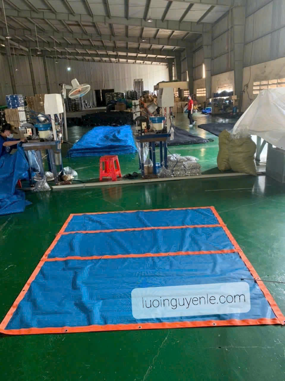 Tấm lưới chắn vật rơi viền cam tại xưởng